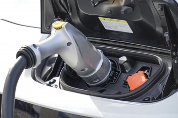 普通のコンセントと電気自動車用コンセントの違いが分からない