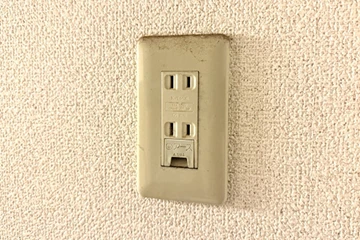 コンセントが劣化して不安定になっている