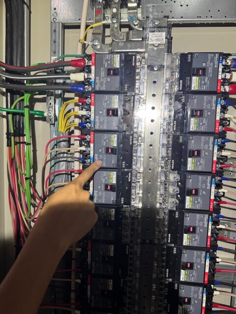 某工業所様　空調工事伴うケーブル交換工事の下見に行きました。